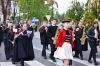 Mażoretki i orkiestra maszerują
